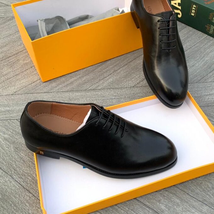 Black colour Louis Vuitton full pack     size 40 - 46