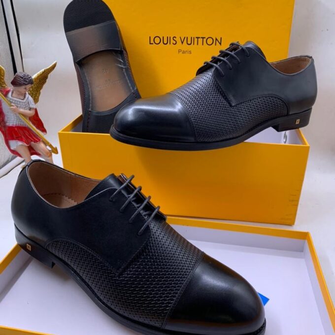 Black colour Louis Vuitton full pack     size 40 - 46
