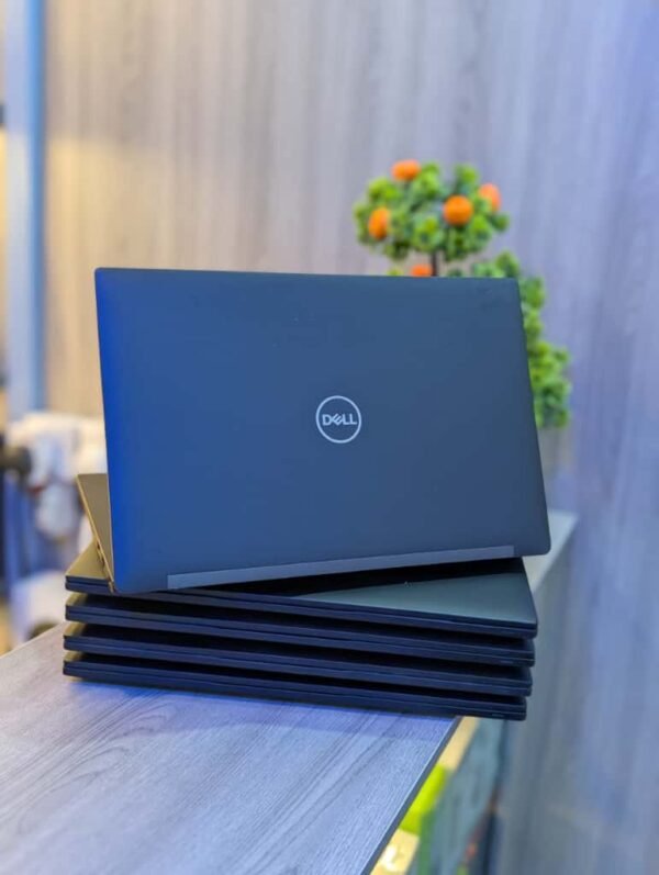 Dell latitude 7490  Corei7 8th gen  8/256gb SSD  14inch Kbd light